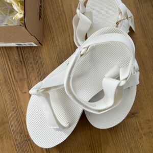 NWT Teva Original Universal